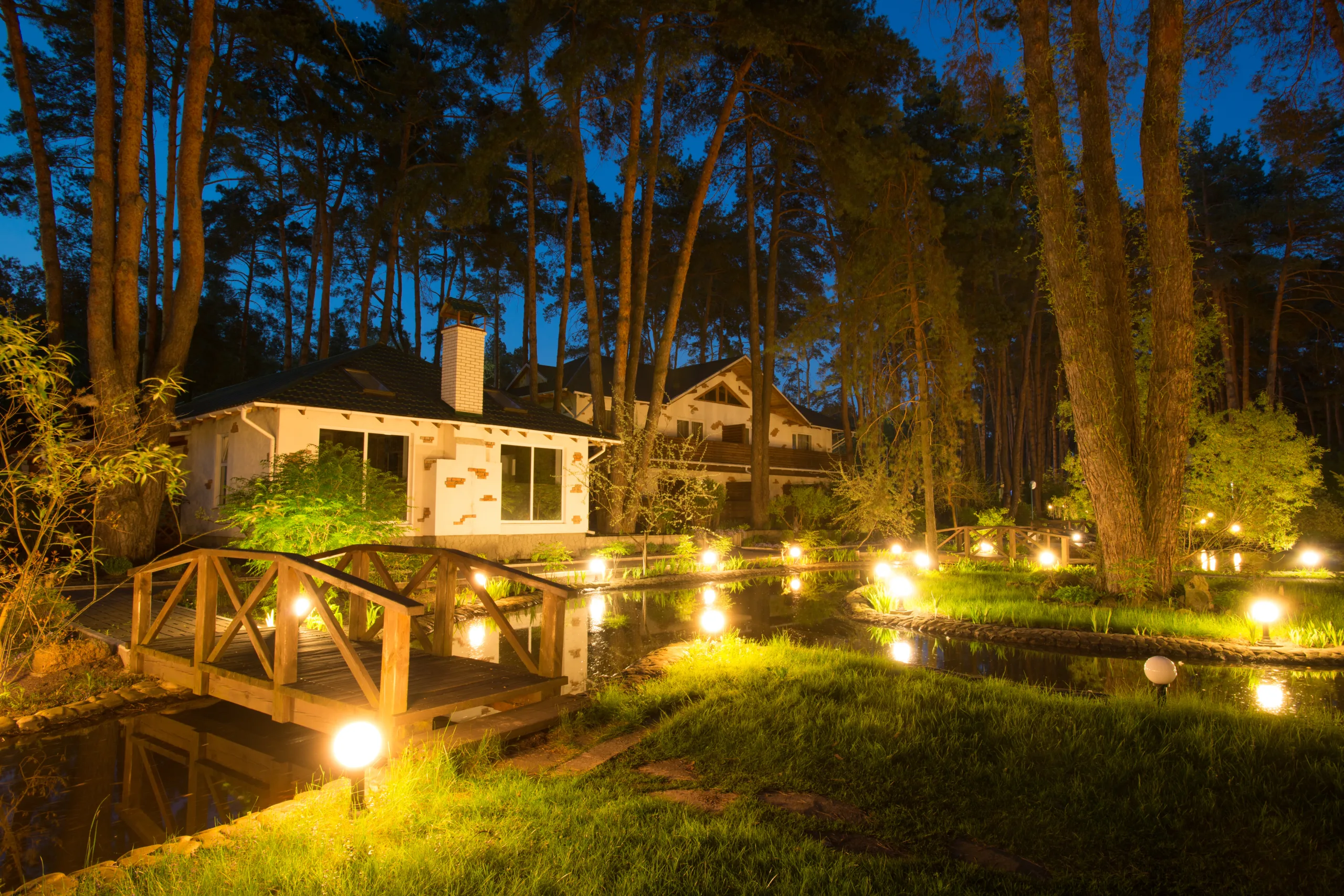 Cozy,Resort,By,The,Lake,In,The,Conifer,Forest,At Cozy Home with a beautiful front yard